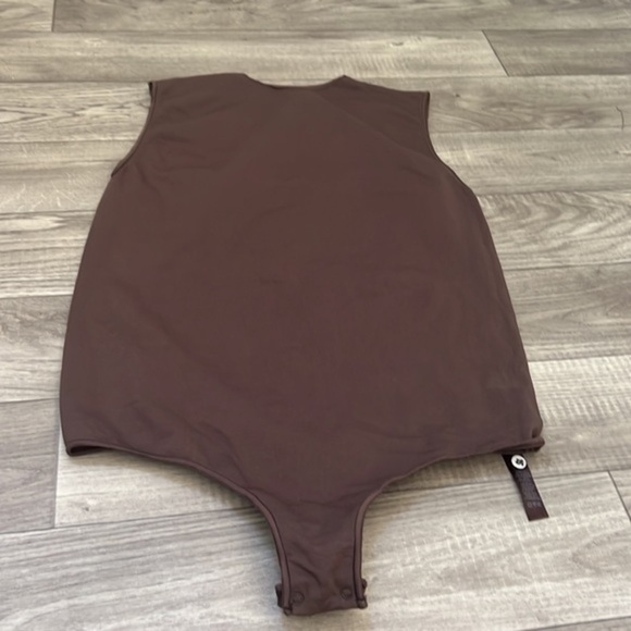 Skims Essential Crew Neck Sleeveless - Picture 7 of 10